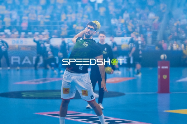 Ein Spieler von SC Magdeburg mit der Nummer 15 wärmt sich auf.