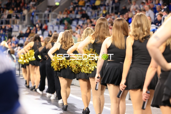 Cheerleader am Spielfeldrand