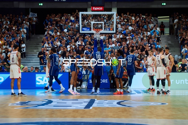 Spielbeginn auf dem Court