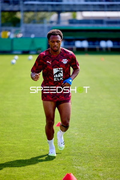 Aufwärmen Loïs Openda (11; RB Leipzig) auf dem Feld