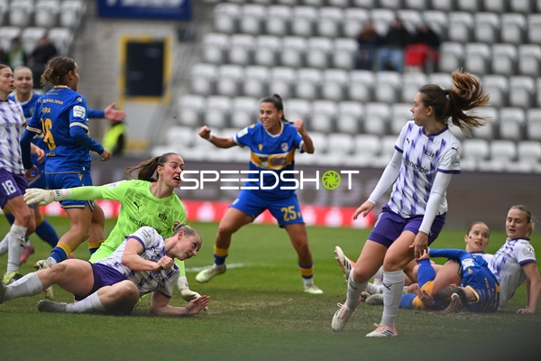 Kim Sindermann (1, SGS Essen) schaut Ball im Tor hinterher, Torjubel von Jena Noemi Gentile (25, FC Carl Zeiss Jena)