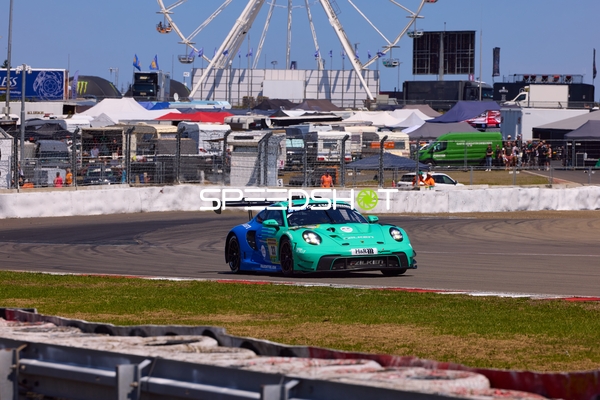 33, Falken Motorsports auf Rennstrecke