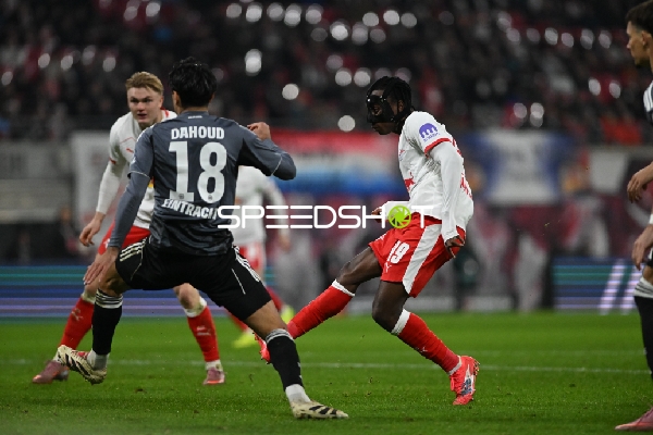Ballaktion mit Conrad Harder (11; RB Leipzig)