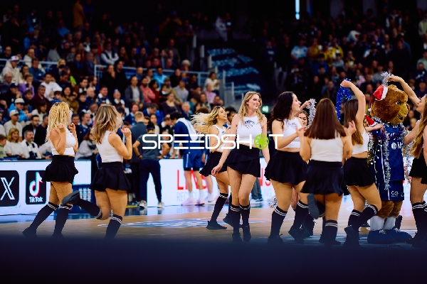 Cheerleader-Auftritt während eines Basketballspiels