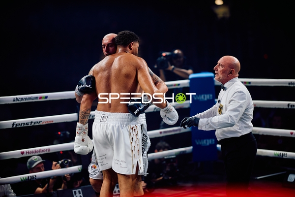 Boxer umarmen sich im Ring