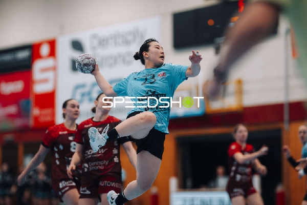 Szene mit Natsuki Aizawa (23; Thüringer HC) und Isabell Hurst (5; HSG Bensheim/Auerbach)