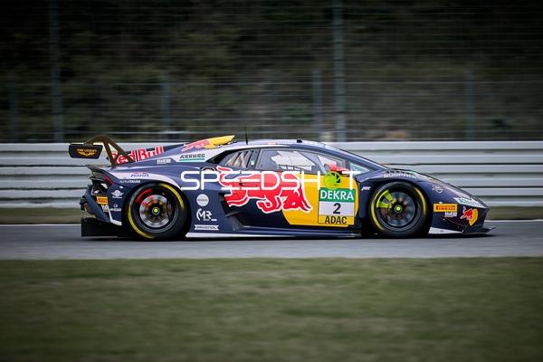 Rennfahrzeug auf der Rennstrecke