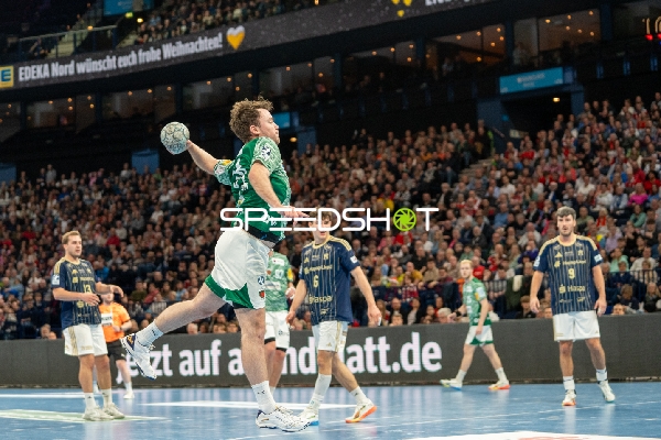 Szene mit Hákun West av Teigum (34; Füchse Berlin) und Jacob Lassen (9; HSV Hamburg)