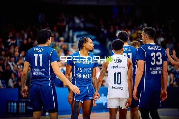 Spieler stehen zusammen und diskutieren