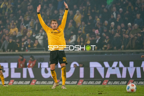 Spieler mit erhobenen Armen