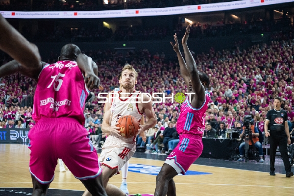 Niels Giffey (5; FC Bayern Basketball) in Aktion