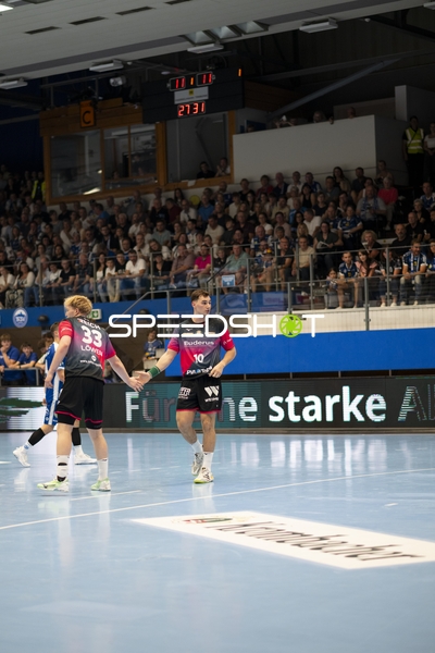 Tom Wolf (10; HSG Wetzlar) und 33; HSG Wetzlar positionieren sich