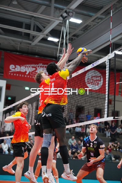 Block am Netz von John Obi (11; BADEN VOLLEYS SSC Karlsruhe) und Lennart Heckel (10; BADEN VOLLEYS SSC Karlsruhe)