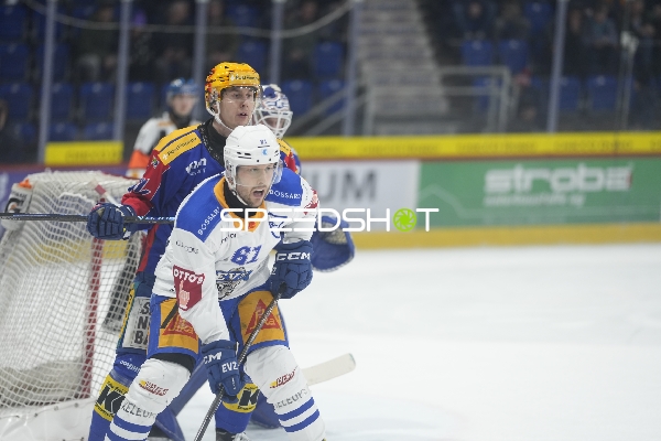 Robert Leino (82; EHC Kloten) vor dem Tor