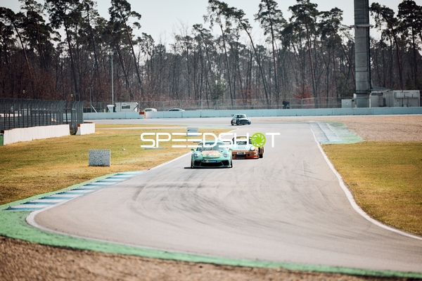 Rennauto mit Startnummer 69 führt auf dem Hockenheimring