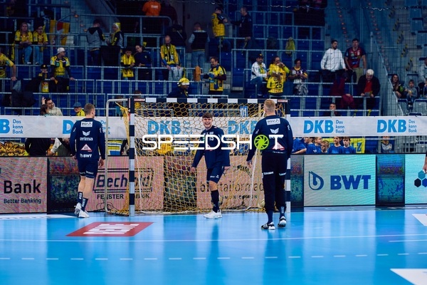 Spieler bereiten sich auf das Spiel vor.