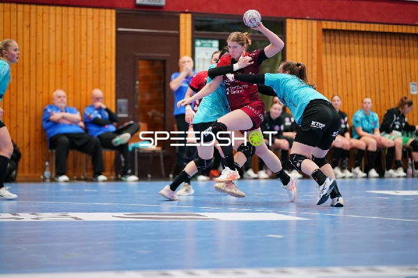 Nina Engel (6; HSG Bensheim/Auerbach) und Rikke Hoffbeck Petersen (22; Thüringer HC) in Aktion