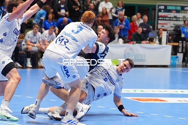 Szene mit Nicolai Theilinger (3, TBV Lemgo), Aron Seesing (49; Bergischer HC) und Frederik Simak (8; TBV Lemgo)