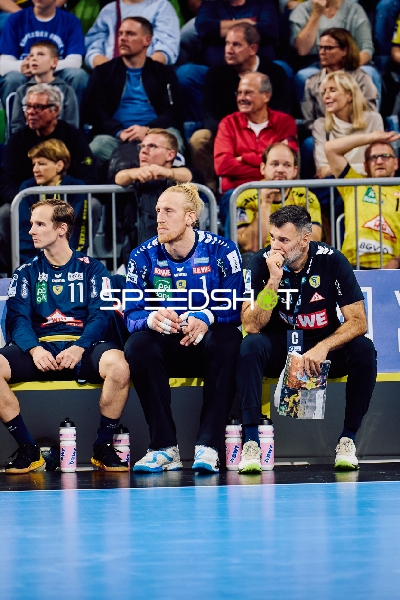 Die Spieler der Rhein Neckar Löwen sitzen auf der Bank und verfolgen das Spielgeschehen.