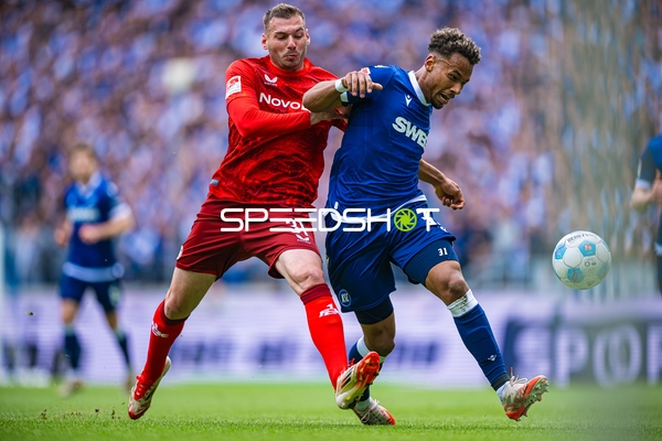 Zweikampf Bambasé Conté (31, Karlsruher SC), Luca Sirch (31, 1. FC Kaiserslautern)