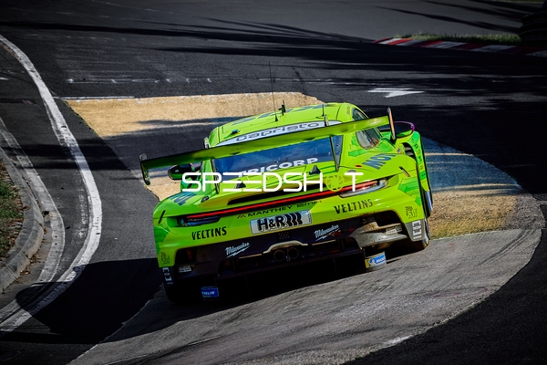 Rennfahrzeug auf der Rennstrecke