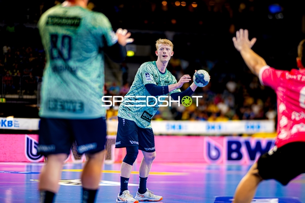 Spieler passt den Ball