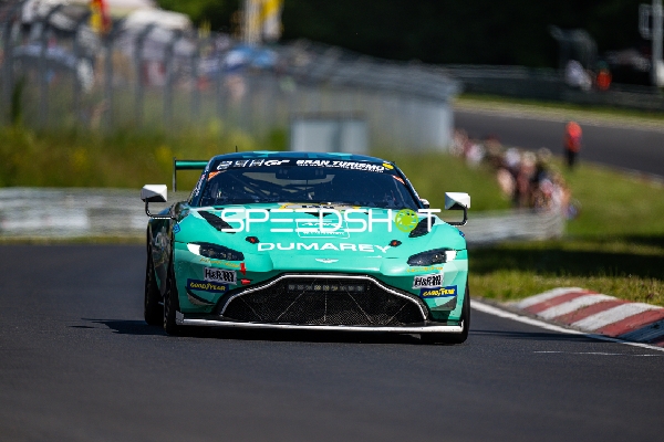 Rennfahrzeug auf der Rennstrecke