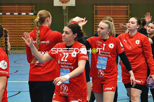 Spielerin Nummer 22 im Abklatsch mit Team