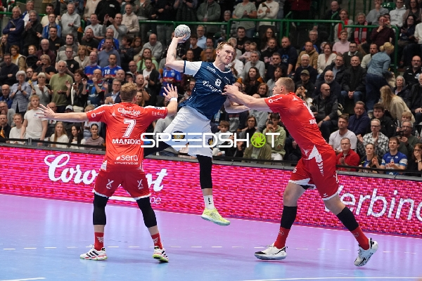 Nico Schöttle (8; Bergischer HC) im Sprungwurf gegen David Mandić (7; MT Melsungen) und Erik Balenciaga (6; MT Melsungen)