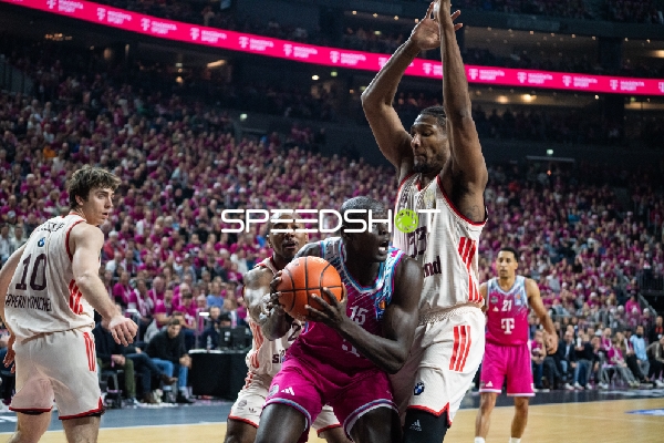 Spielaktion mit David McCormack (33; FC Bayern Basketball) und Justinian Jessup (10; FC Bayern Basketball)