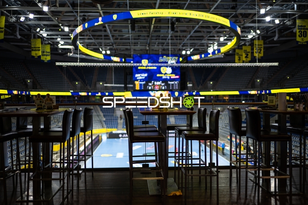 Leere Tribüne und Tische