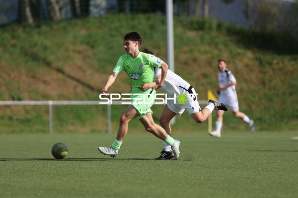 Intensiver Zweikampf zwischen FC-Astoria Walldorf II und FV Fortuna Heddesheim