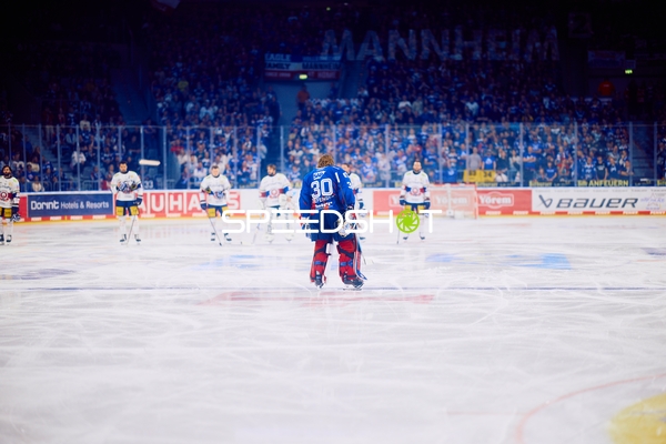 Arno Tiefensee vor Spielbeginn auf dem Eis