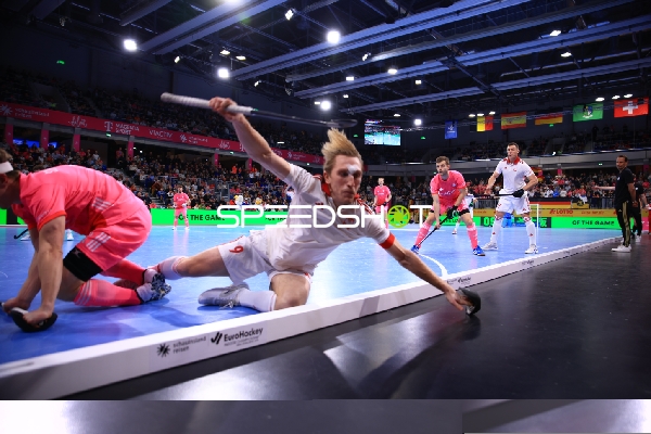 Jacek KUROWSKI (9; Polen) am Boden, Anton Pöhling (12; Deutschland) in Defensive