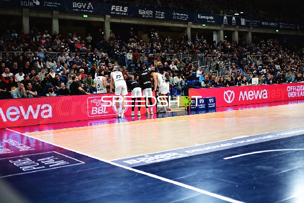 Szene mit Spielern von Basketball Löwen Braunschweig am Spielfeldrand