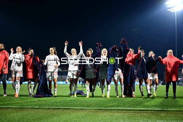 Spielerinnen feiern gemeinsam