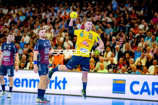 Wurf Jannik Kohlbacher (80;Rhein Neckar Löwen) gegen 4; SG Flensburg Handewitt, 5; SG Flensburg Handewitt