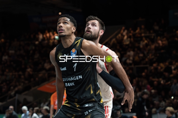 David NGuessan (1; Basketball Löwen Braunschweig) und Leon Kratzer (8; FC Bayern Basketball) im Zweikampf