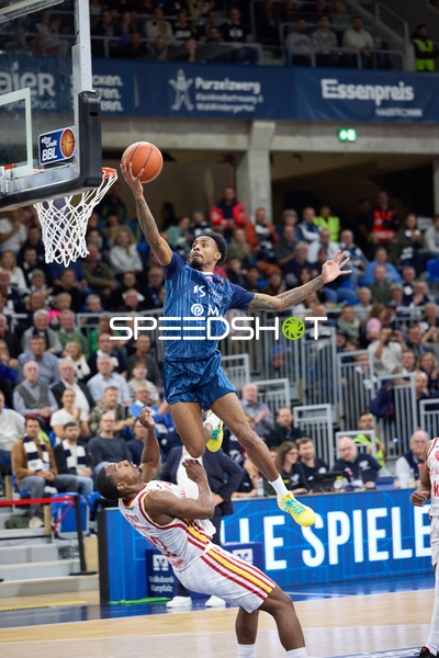 Michael Weathers (20; MLP Academics Heidelberg) beim Korbleger