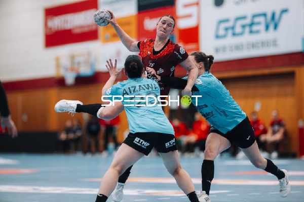 Szene mit Lena Sophia Degenhardt (8; HSG Bensheim/Auerbach) und Natsuki Aizawa (23; Thüringer HC)