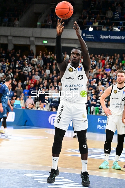 Barra Njie (13; Basketball Löwen Braunschweig) mit Ball