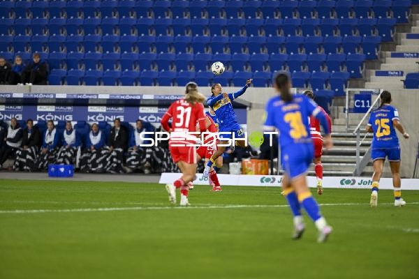 Luftzweikampf im Frauenfußball