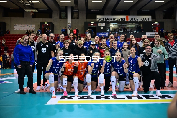 Spielerinnen und Staff jubeln