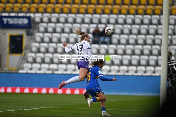 Kopfball-Duell vor dem Tor