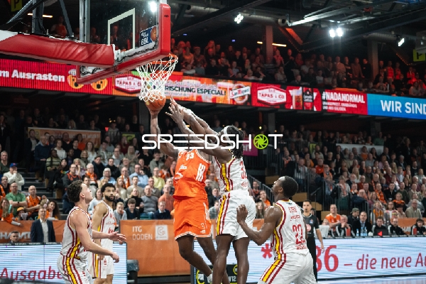 Malcolm Dandridge (23; Rasta Vechta) mit Wurf gegen David Muenkat (55; Würzburg Baskets) und Johnathan Stove (22; Würzburg Baskets)