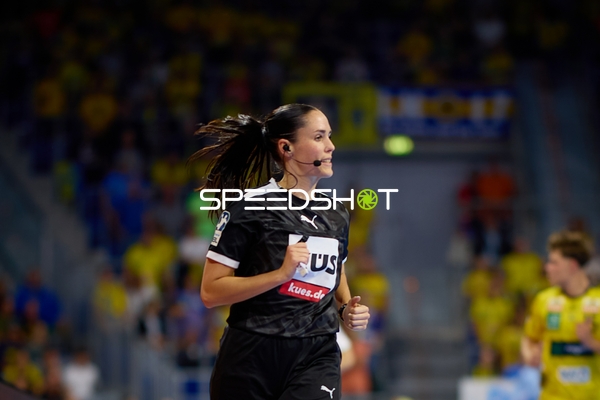 Schiedsrichterin in Aktion