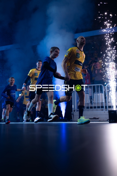 Einlauf der {45} Spieler