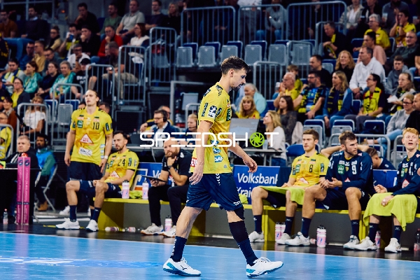 Ein Spieler der Rhein Neckar Löwen geht über das Spielfeld.