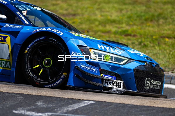 Rennfahrzeug auf der Rennstrecke