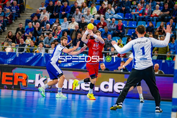 Tom Wolf (10, SG BBM Bietigheim) wirft aufs Tor